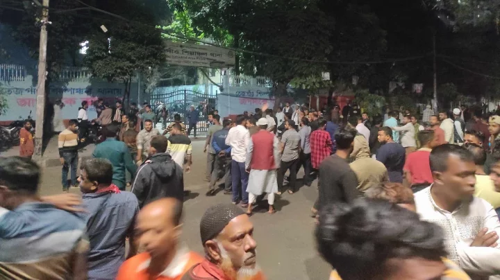 তেজগাঁওয়ে পরিবহন শ্রমিকদের সড়ক অবরোধ, যান চলাচল বন্ধ